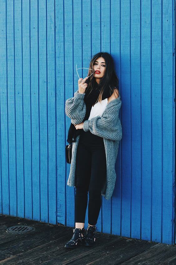 Dulceida luciendo un look de entretiempo con botines de tobillo.