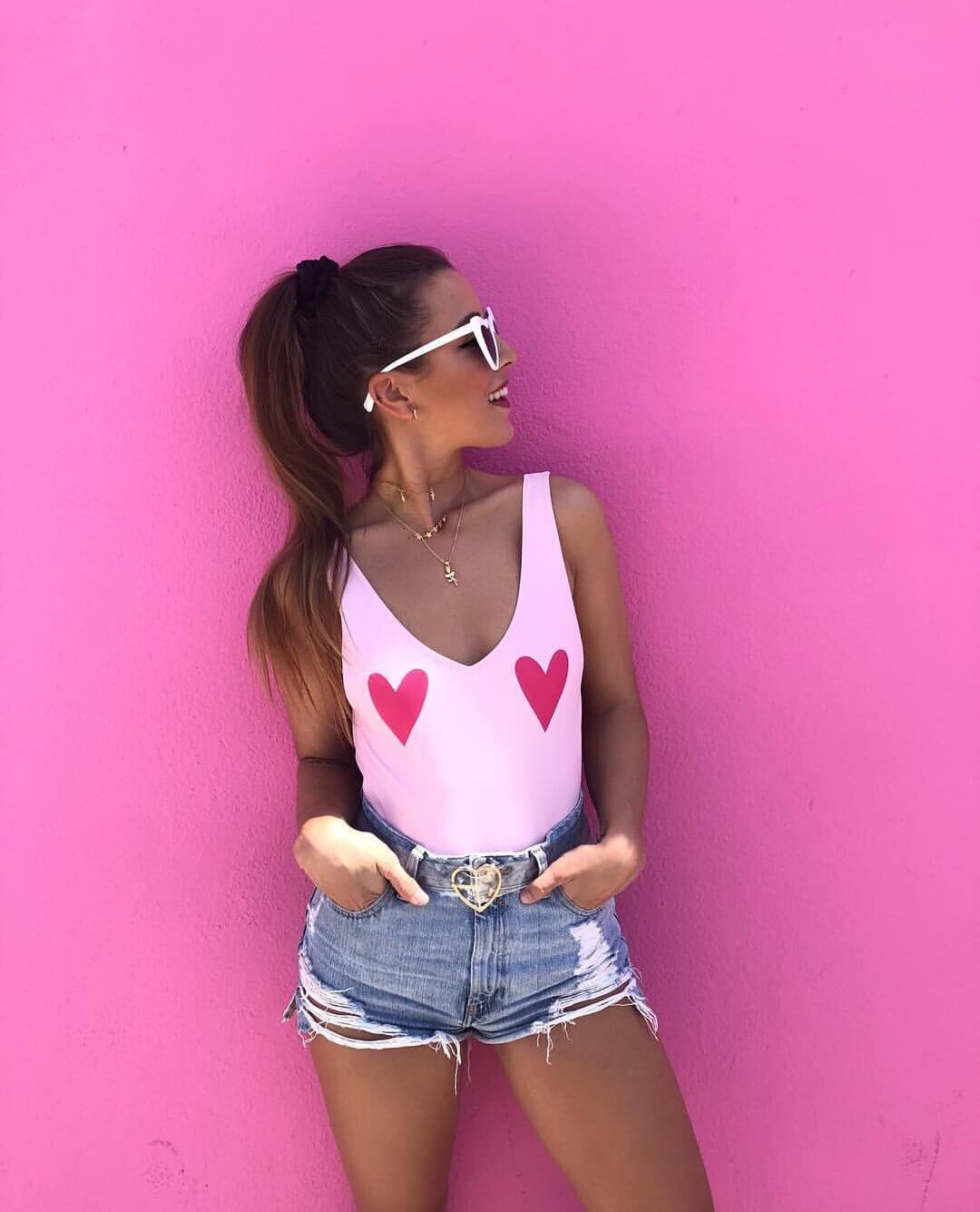 Paula con un body y shorts vaqueros.