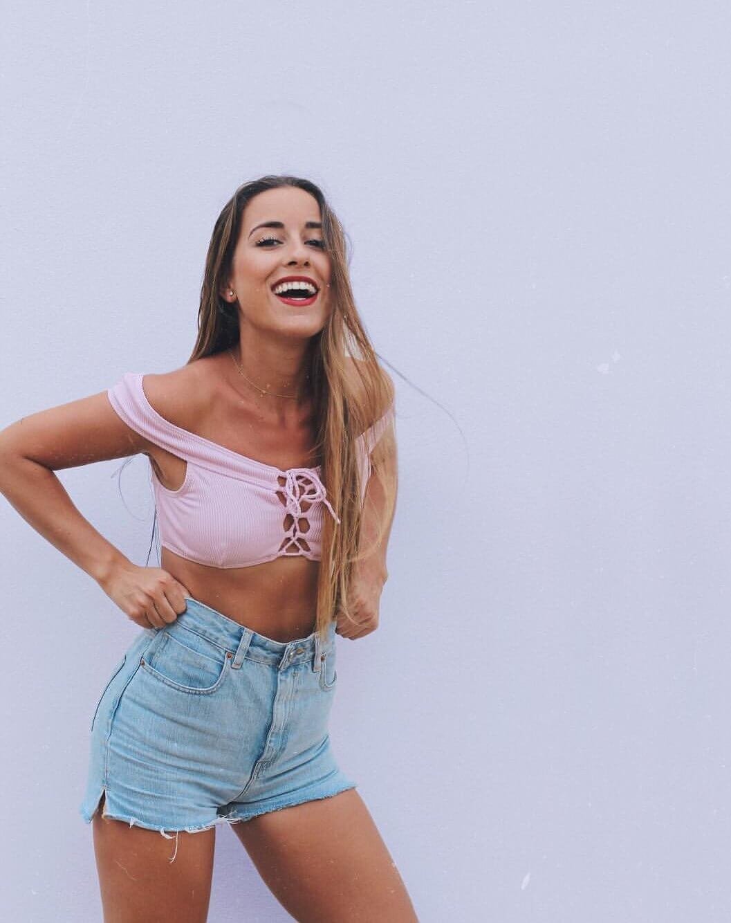 Look clásico de crop top y shorts vaqueros