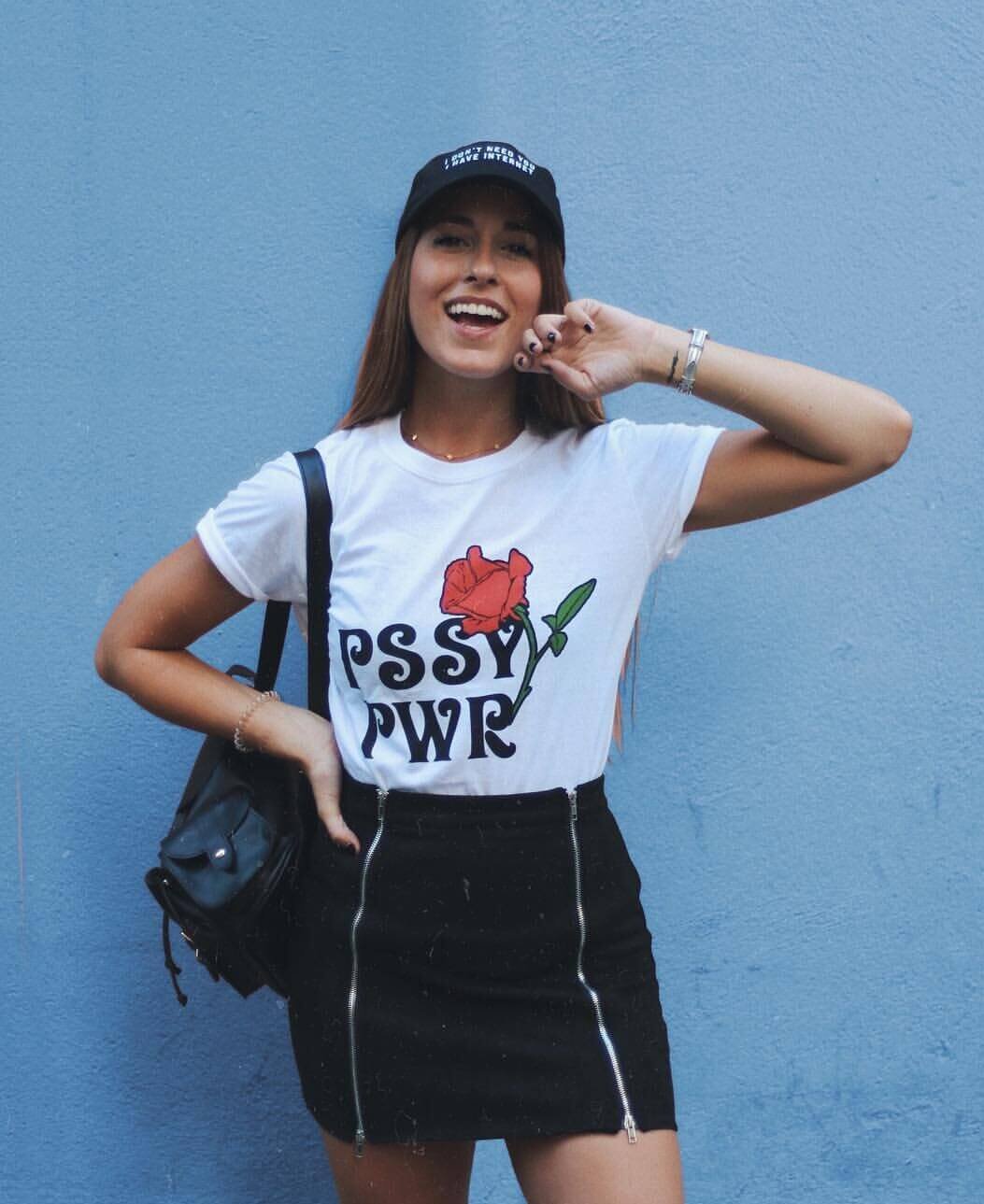Look de falda negra y camiseta gráfica de Paula Gonu.