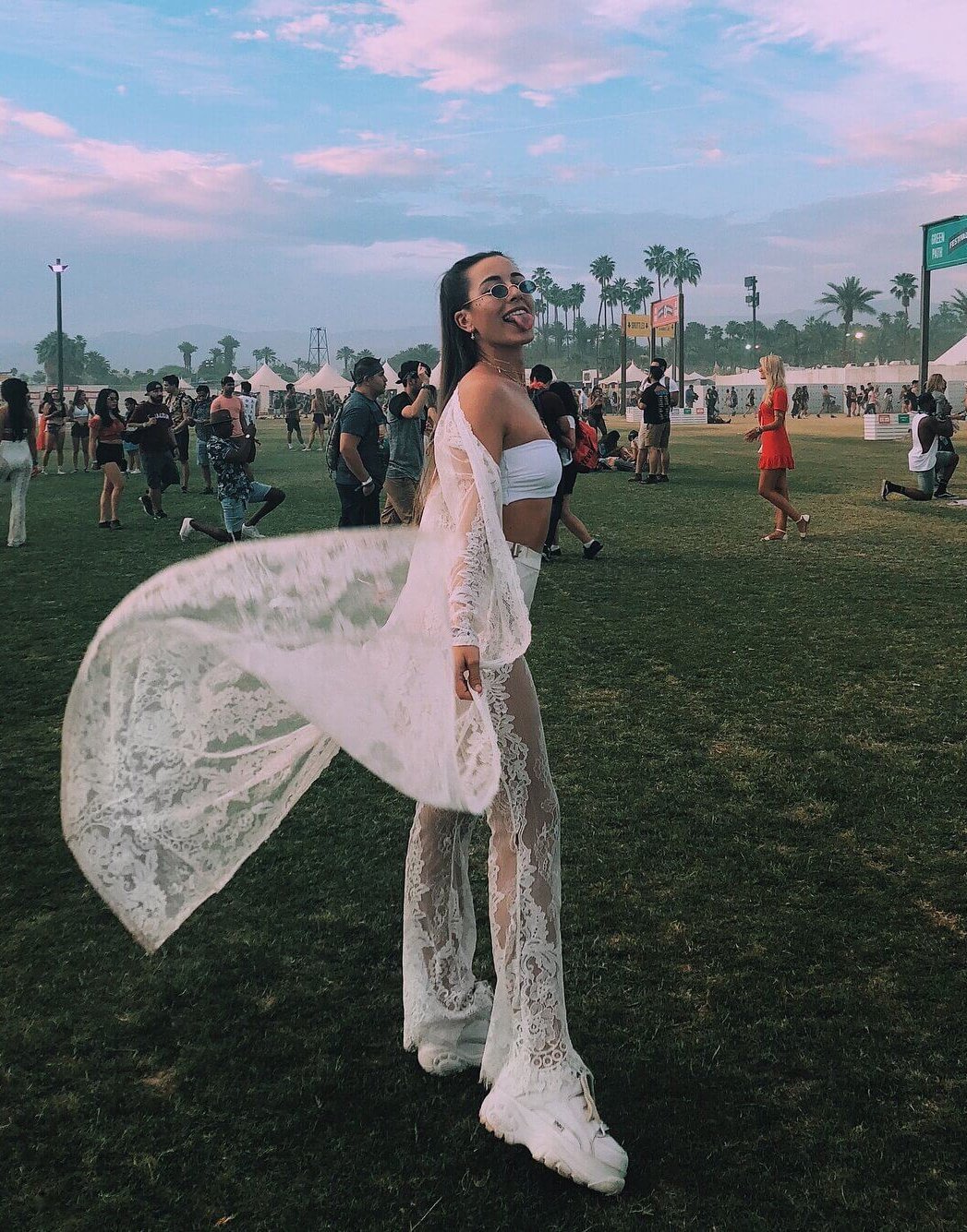 Look de festival en color blanco con transparencias.