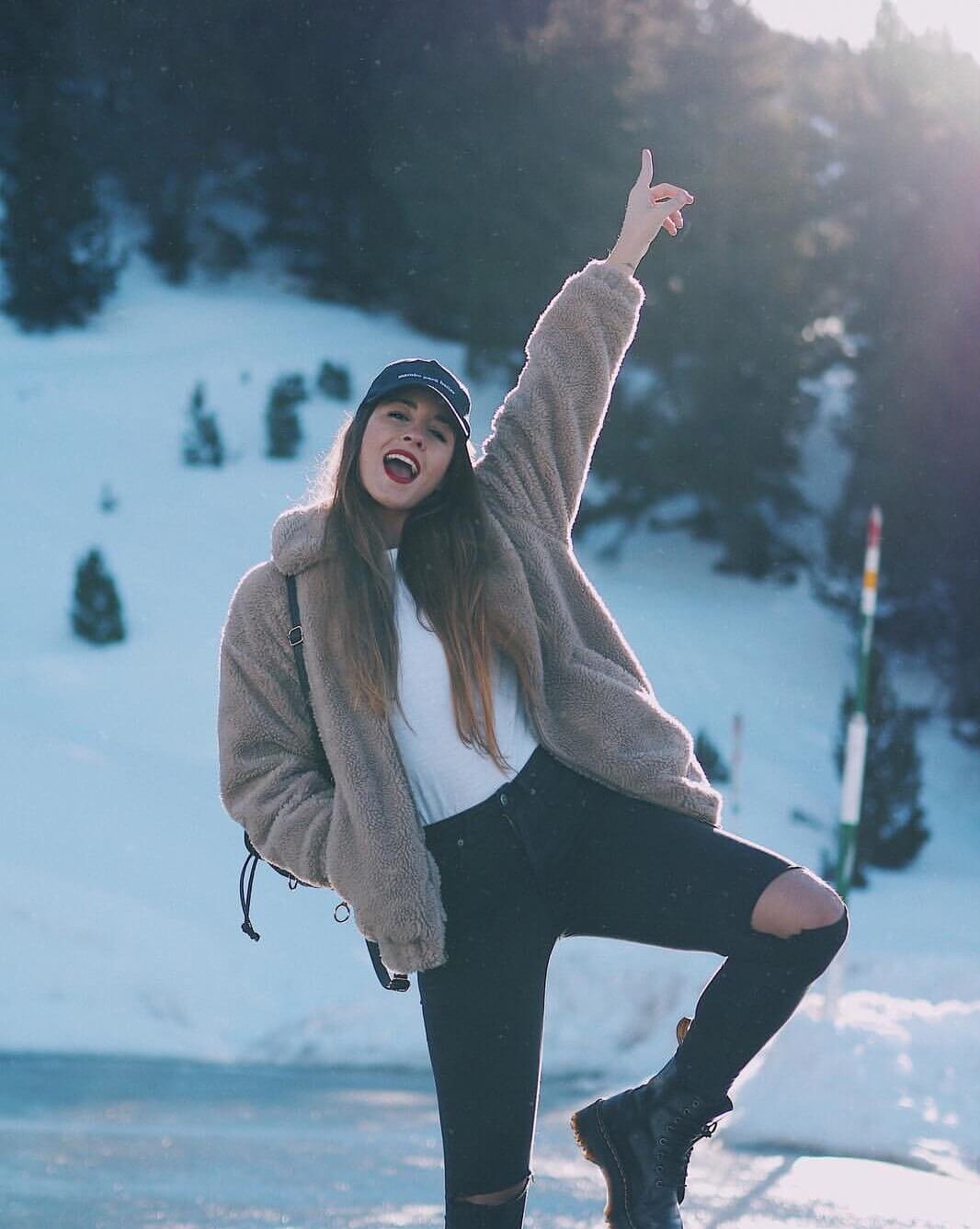 Look de invierno en blanco, negro y marrón.