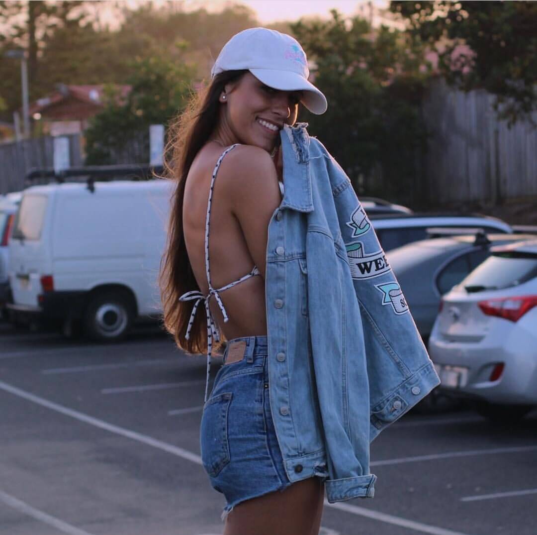 Paula con chaqueta y shorts vaqueros.