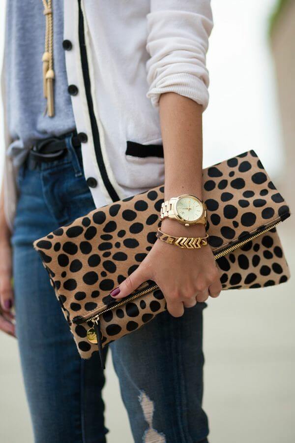 Bolso de mano con estampado animal.
