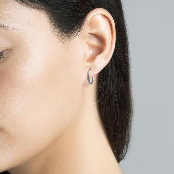 Chica con mini pendiente de aro