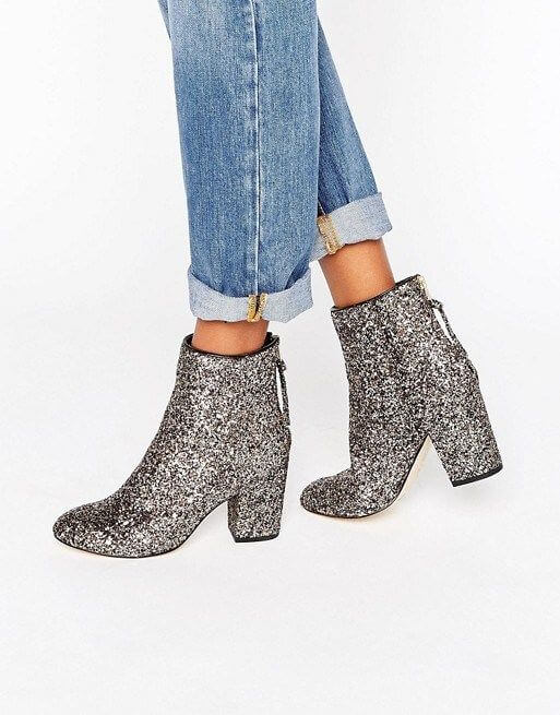 Tacones tipo bota con glitter en color plata.