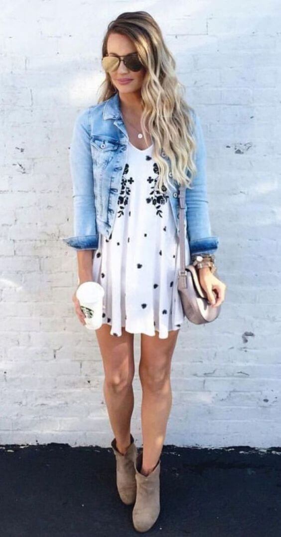 Chica con vestido boho en blanco y chaqueta vaquera.
