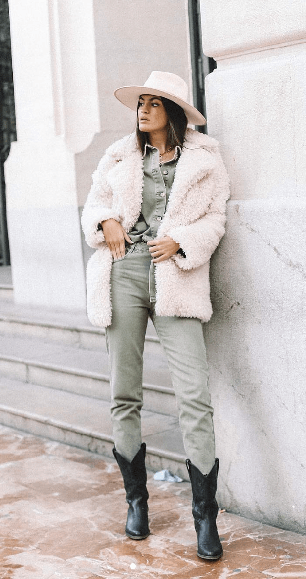 marta lozano pantalón y blusa caqui, abrigo de borreguito y botas cowboy