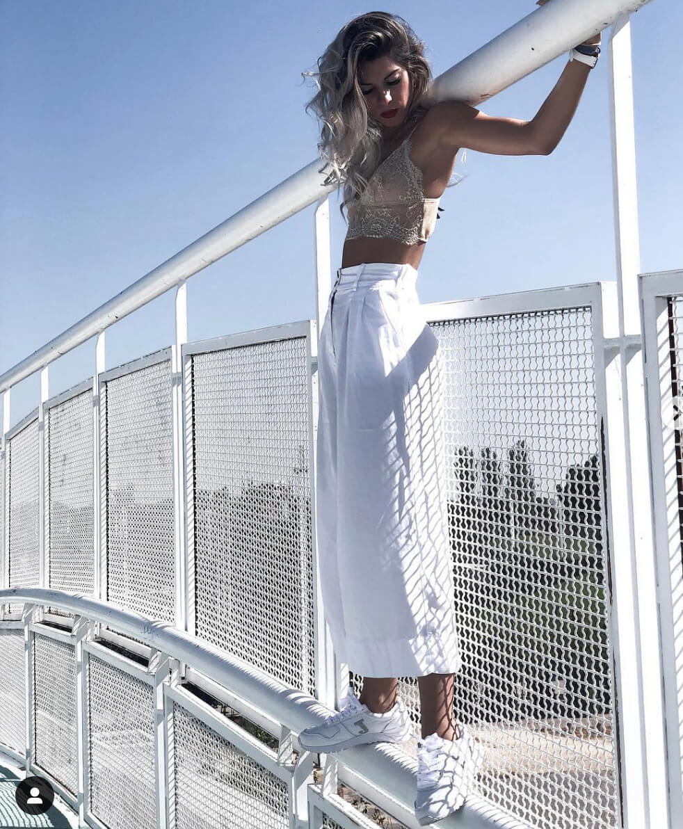 marta riumbau pantalón blanco top encaje