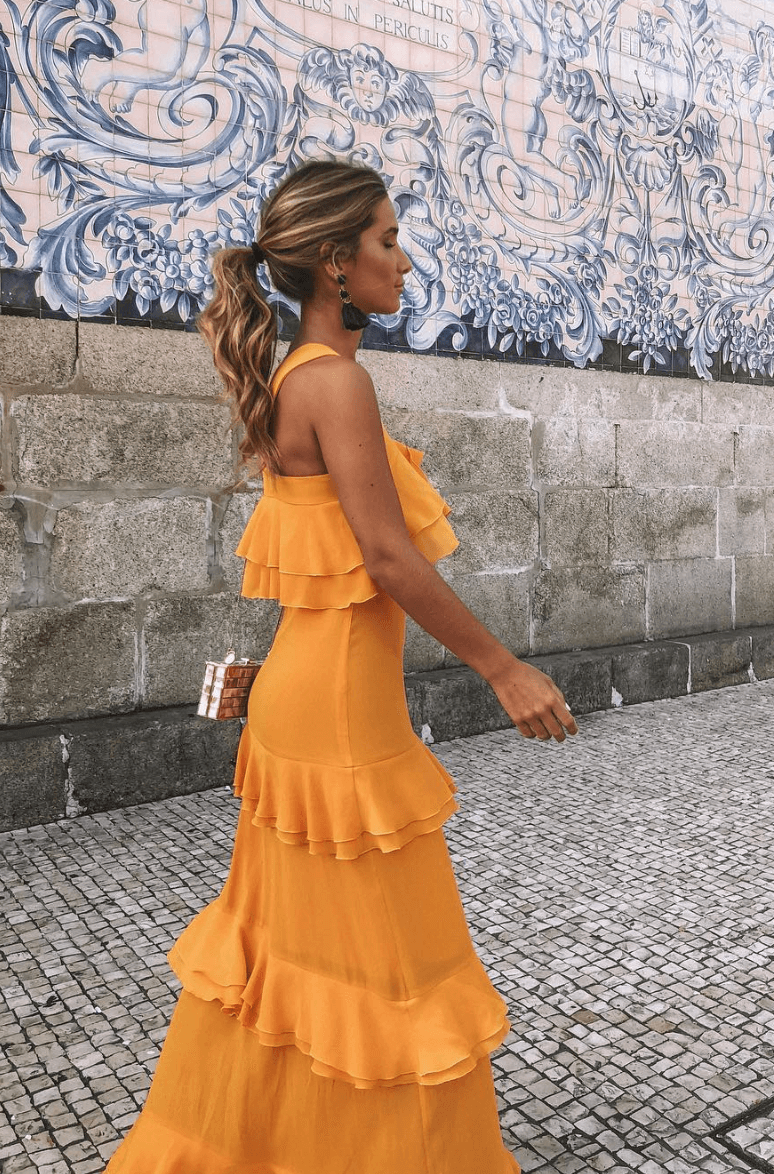 Vestido de volantes color mostaza