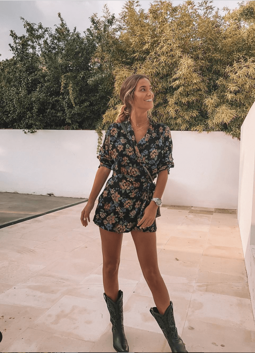 maría pombo vestido flores y botas cowboy