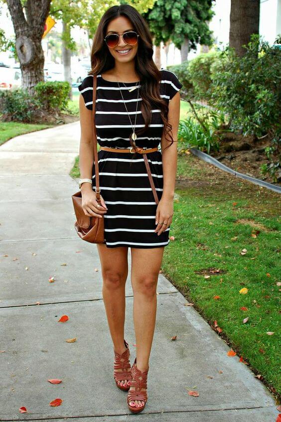 Chica con vestido de algodón a rayas.
