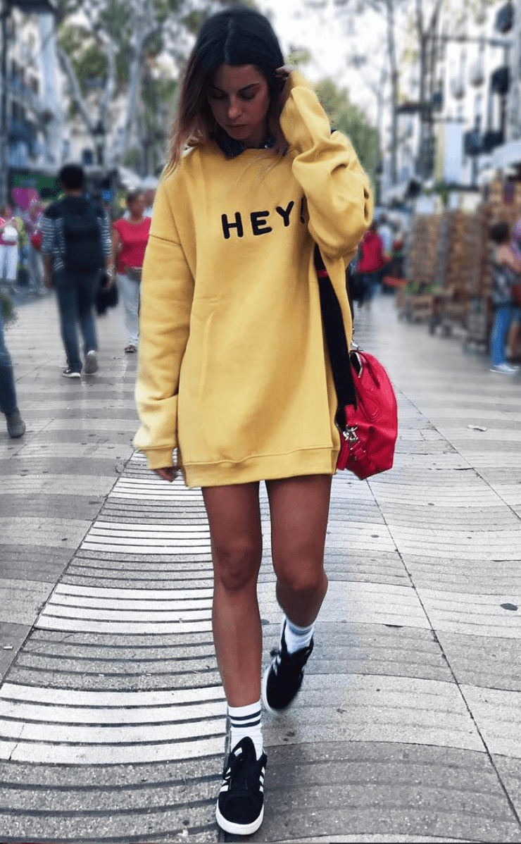 marta riumbau sudadera amarilla y deportivas