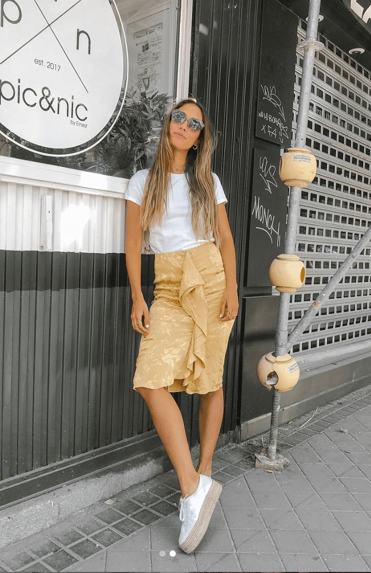 Grace Villarreal con un conjunto de franela y falda veraniega.