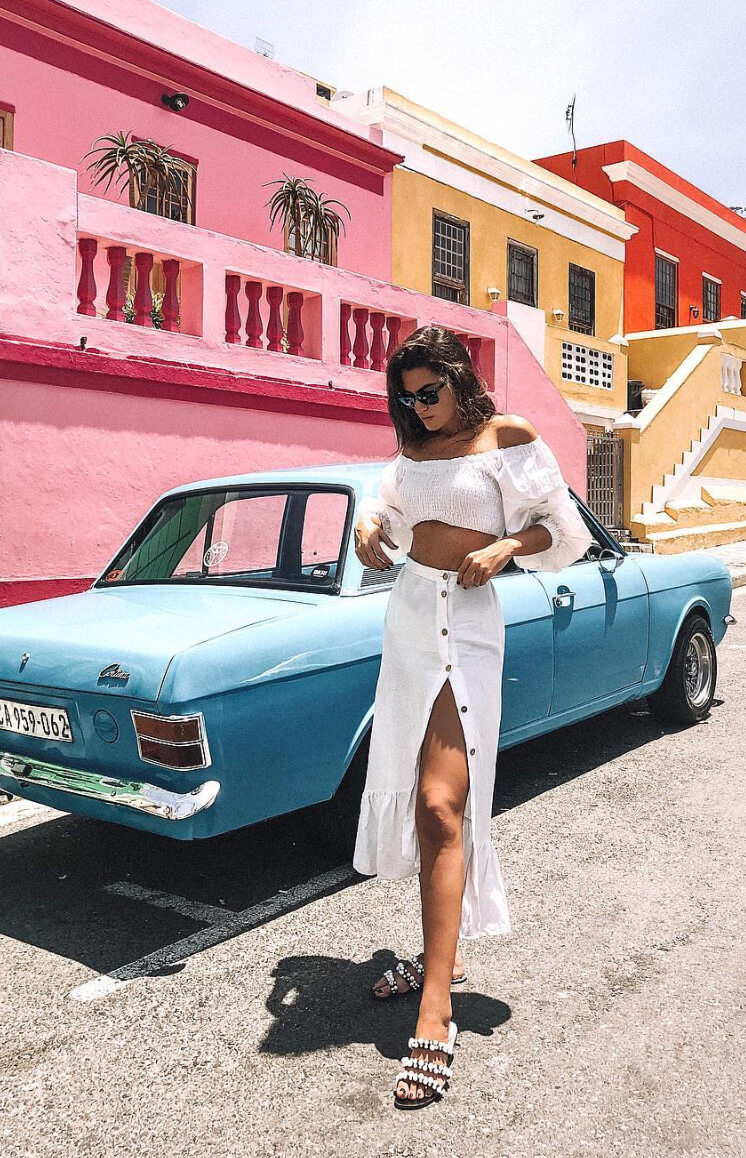 La influencer valenciana con falda y blusa blanca.