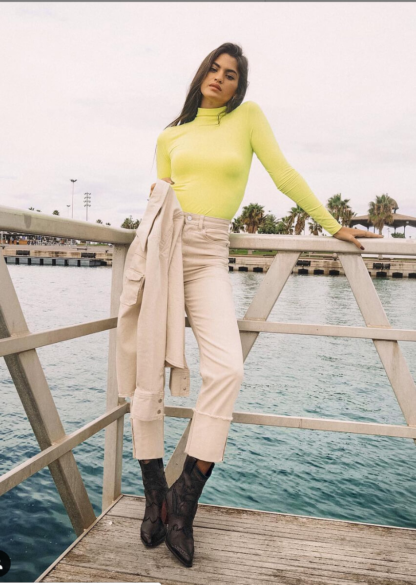 Marta Lozano, con un jersey en color verde lima.