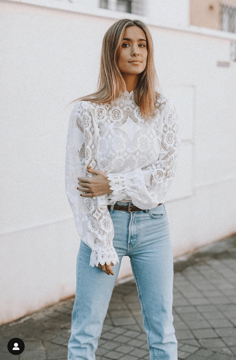 maria pombo jeans y blusa blanca