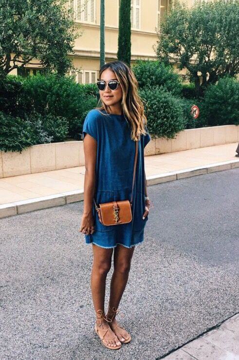 Chica con vestido vaquero.