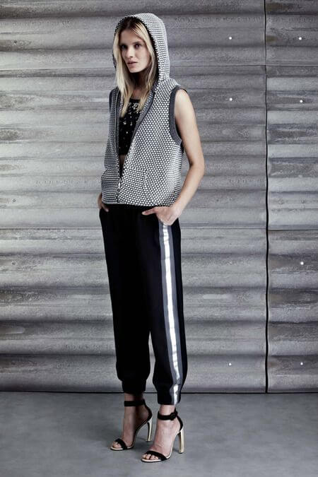 Outfit urbano con zapatos de tacon tipo sandalia.