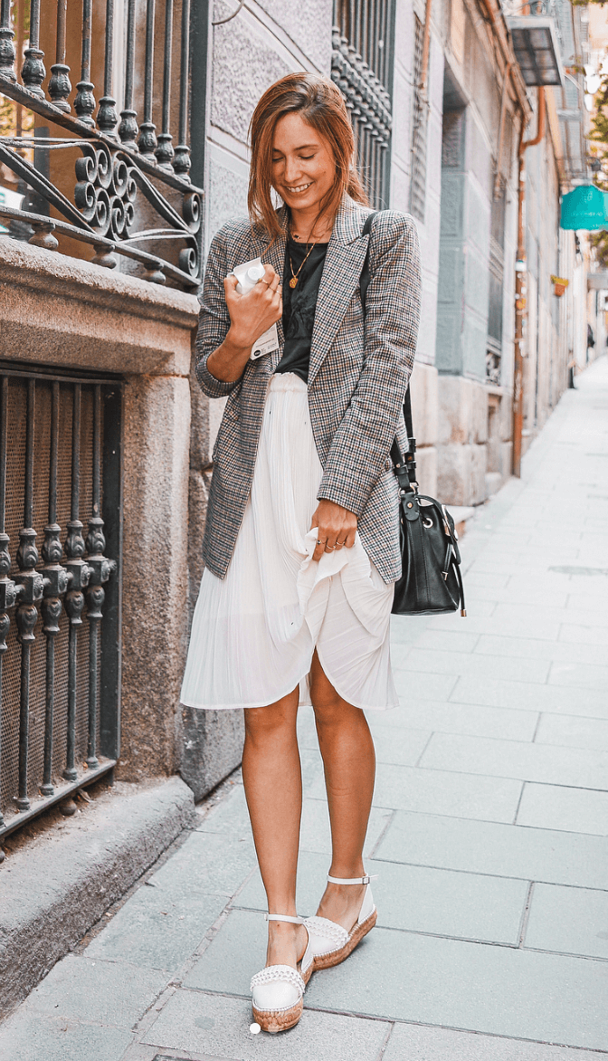 Grace con un atuendo apto para el trabajo.