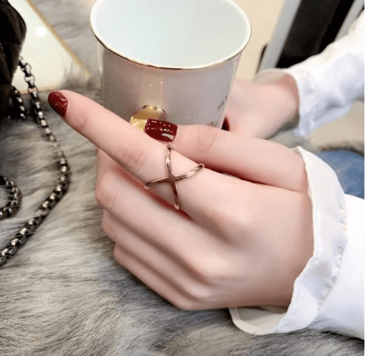 Un solo anillo por mano.