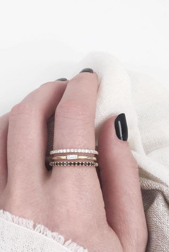 Combinación de anillos en un mismo dedo.