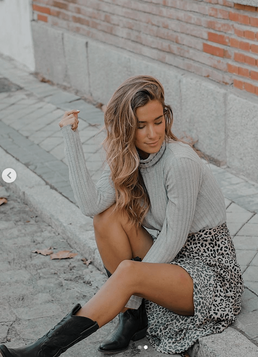 La influencer con su falda de estampado animal y botas cowboy