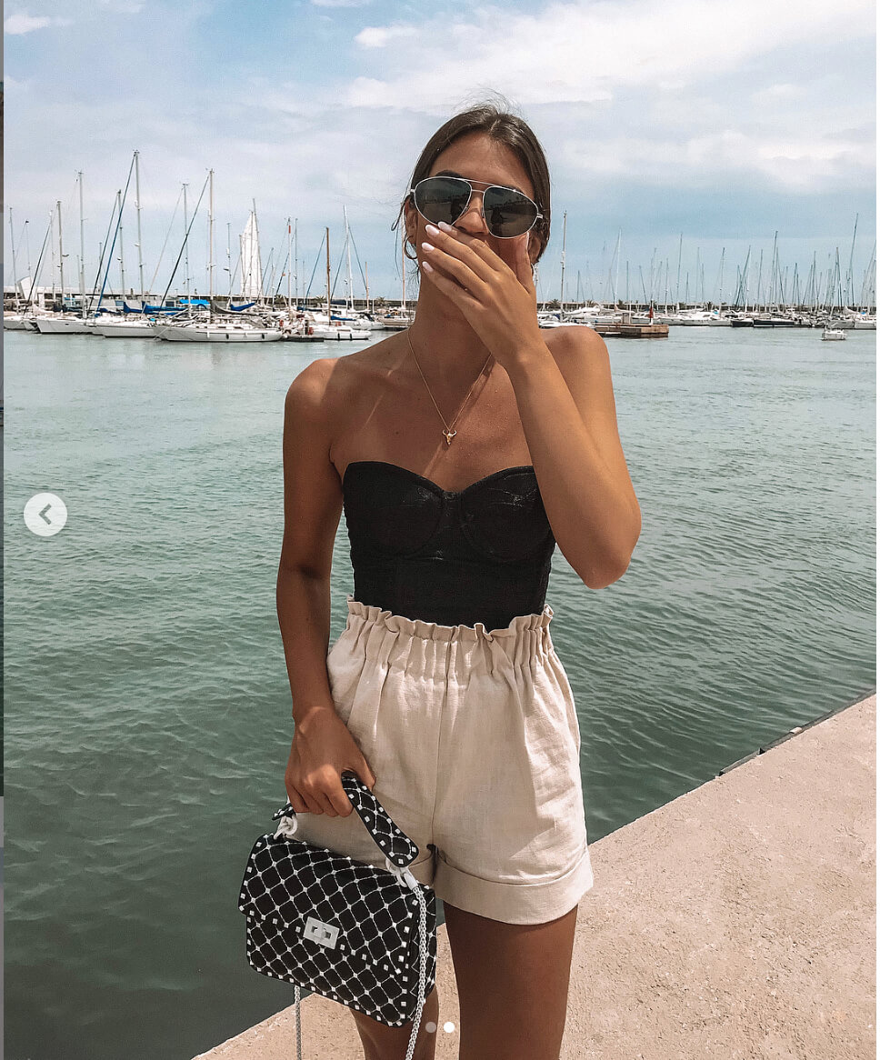 Marta Lozano pantalon corto blanco y bustier negro.