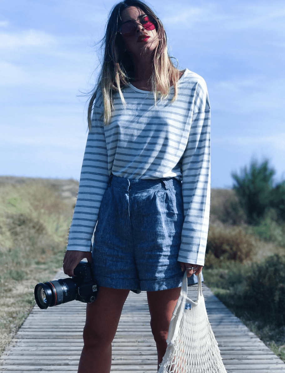 marta riumbau con shorts denim y camiseta a rayas