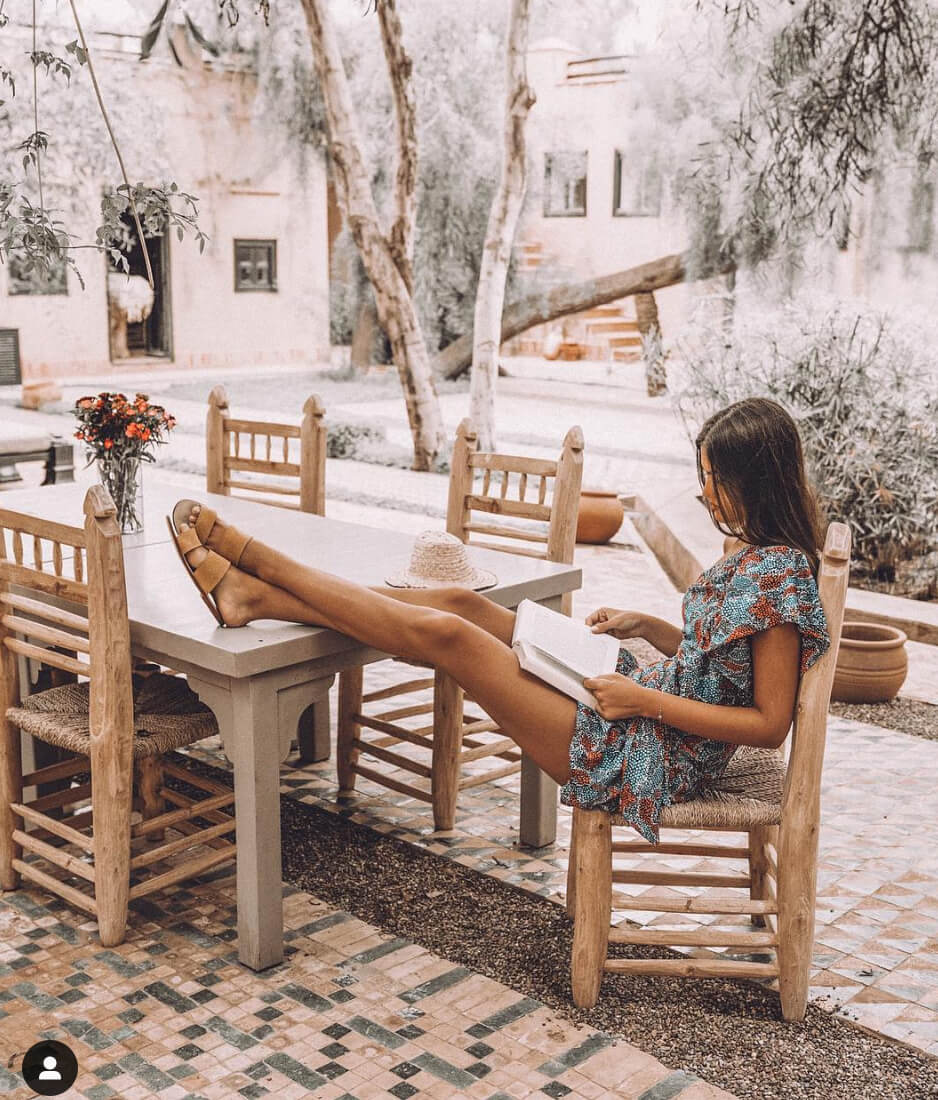 Marta Lozano con vestido ligero en verde y marrón.