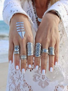 Combinación de anillos estilo bohemio.