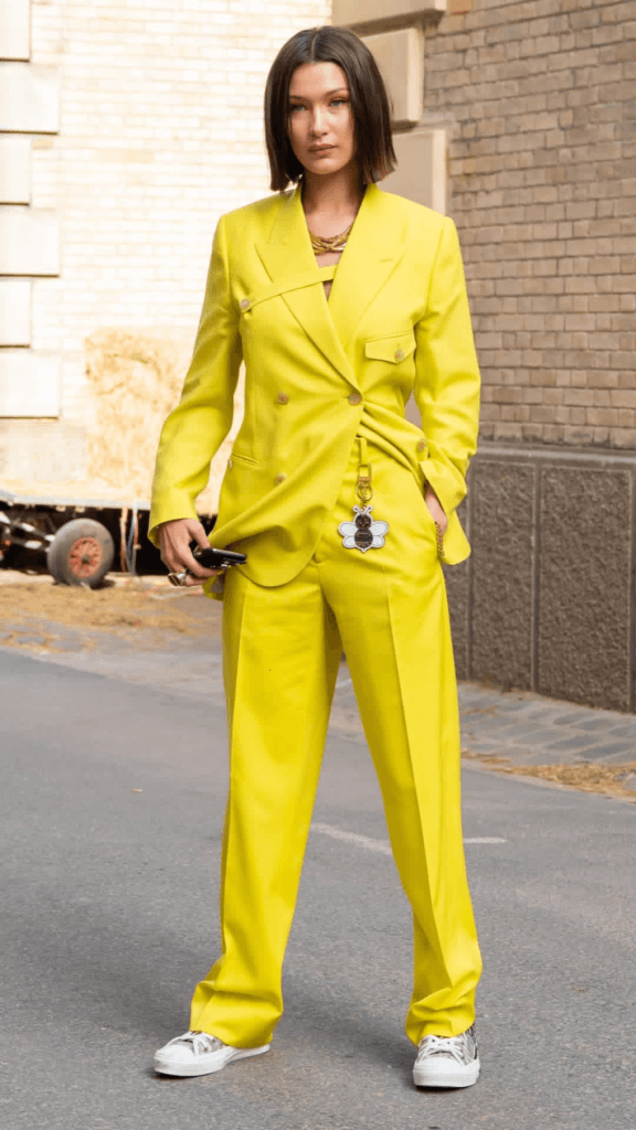 Bella Hadid con un traje amarillo limón.