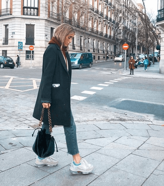 Claudia Parras con maxi abrigo negro