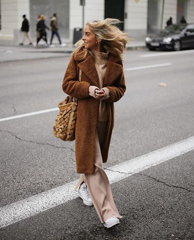 La influencer Paula Argüelles con maxiabrigo comel de borreguito