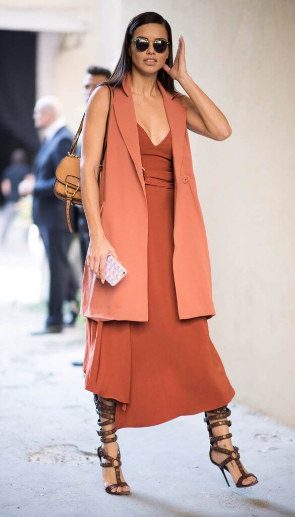 Adriana Lima con un outfit en living coral opaco.