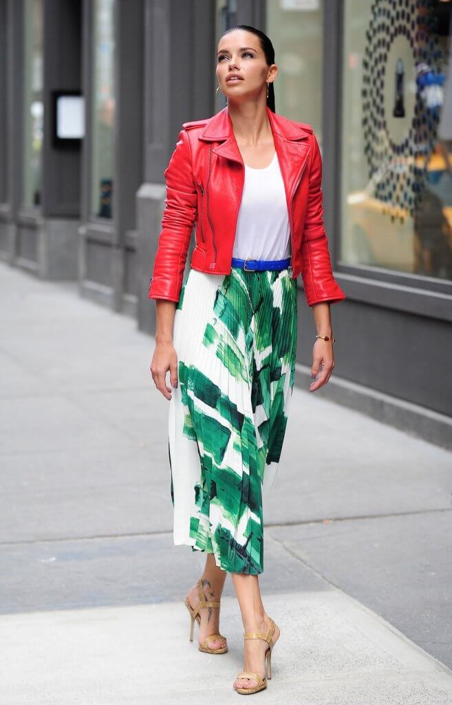 Adriana en un conjunto de chaqueta y falda.