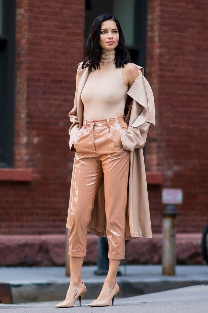 Outfit en color nude.