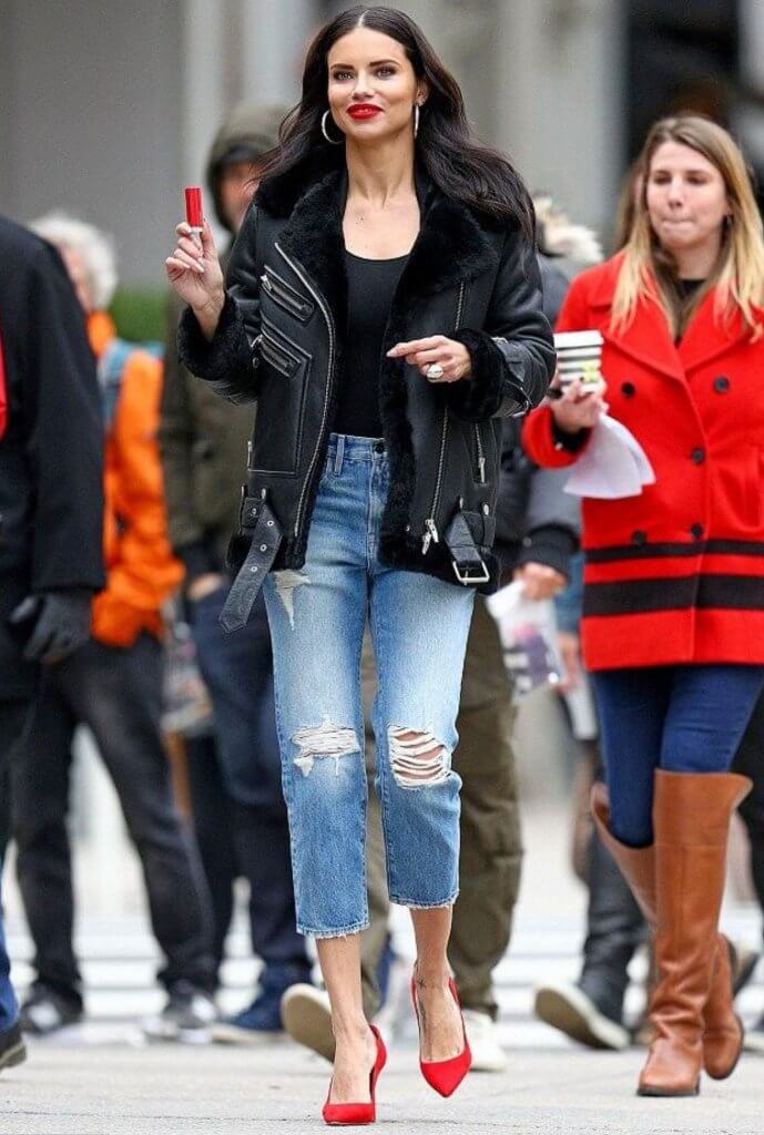 Adriana en un look rockero, casual.