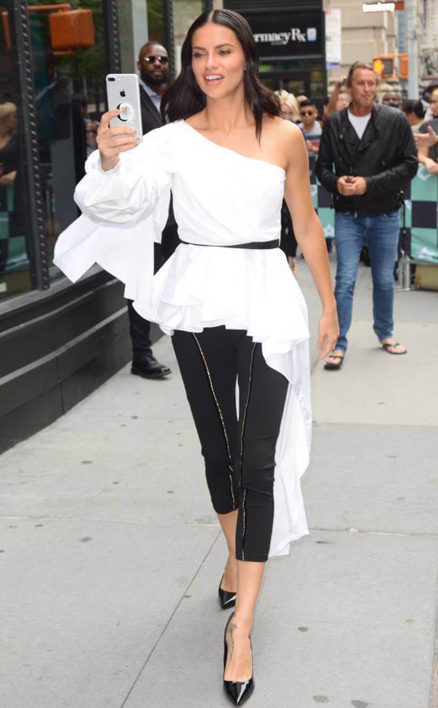 La modelo brasileña en un conjunto blanco y negro.
