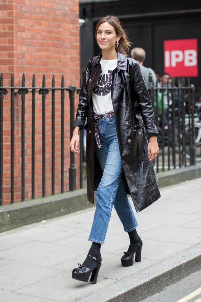 Alexa Chung con sandalias y calcetines