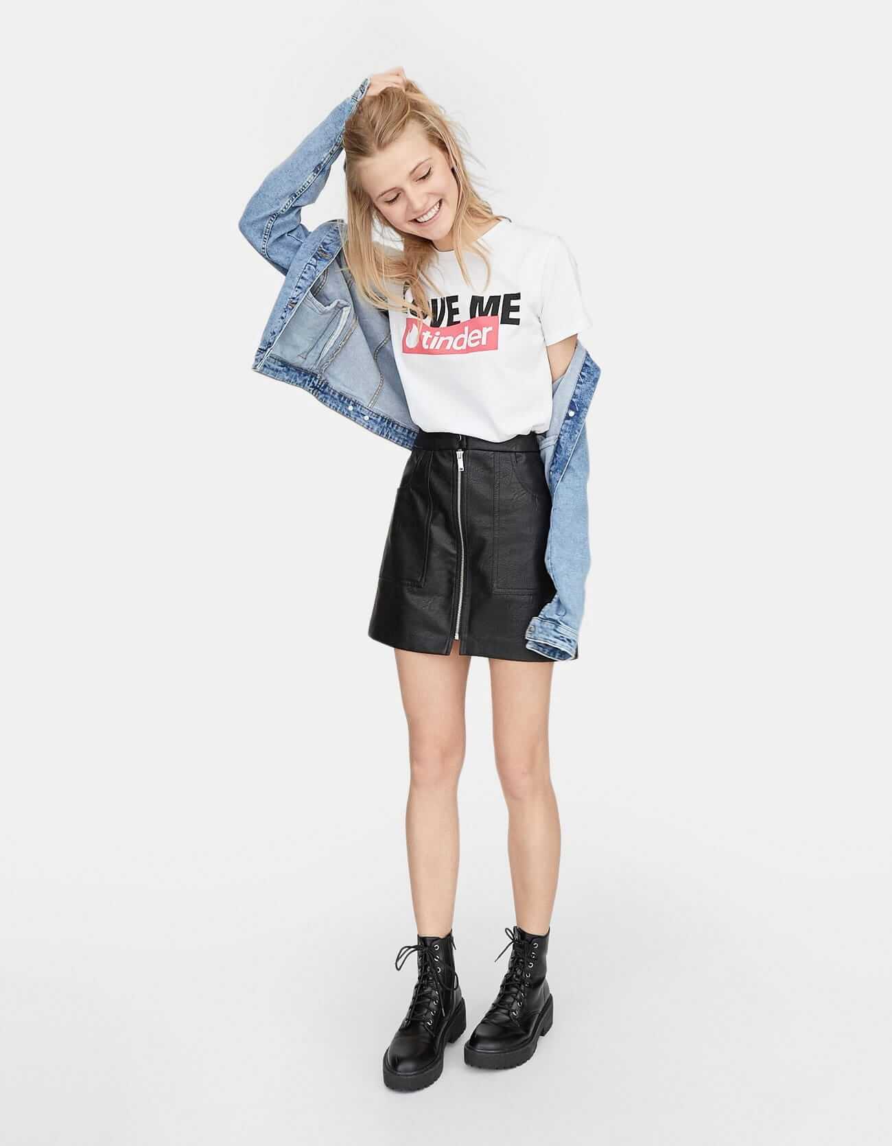 Camiseta blanca de Stradivarius.