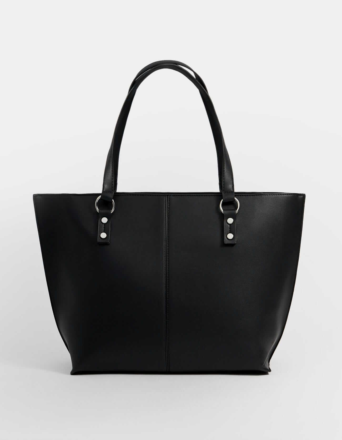 Shopperbag en color negro de Stradivarius.