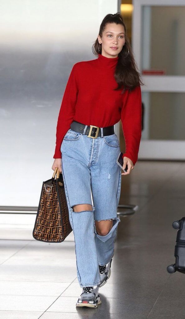 La hermana de Gigig Hadid con un jersey rojo y vaqueros holgados.