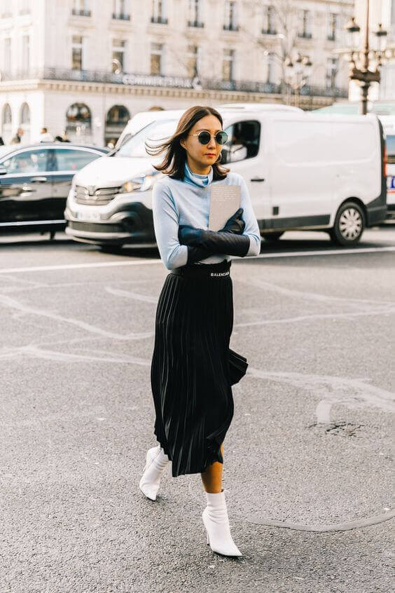 Botines blancos en un street style look.