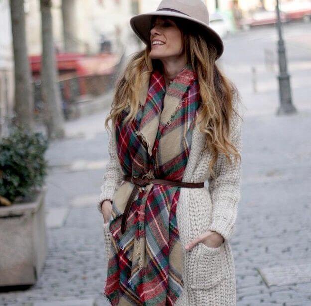Outfit de otoño, estilo casual con sombrero y bufanda.