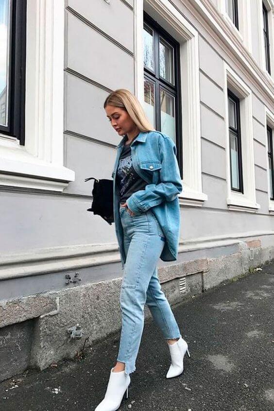 Outfit en street style con zapatos de tacón tipo bota.