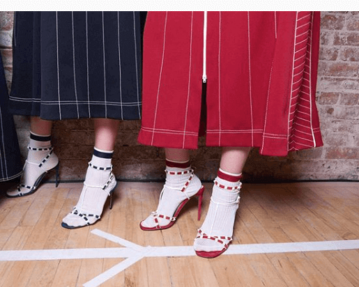 Valentino apuesta por las sandalias con calcetines