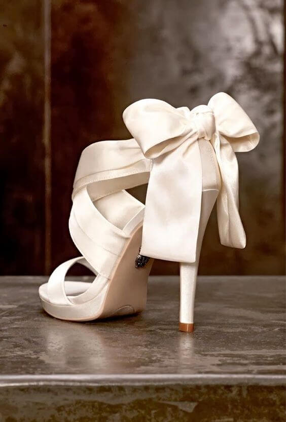 Sandalias romanas con lazo.