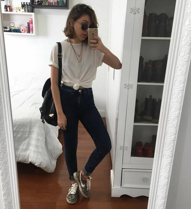 Las camisetas blancas son prendas básicas que no pasan de moda.