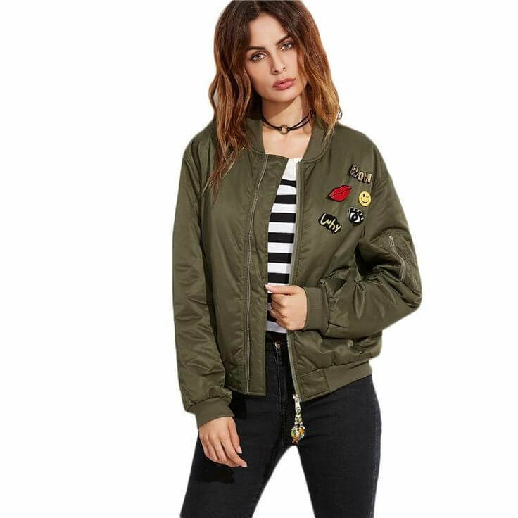 Chaqueta bomber en verde militar y parches divertidos.